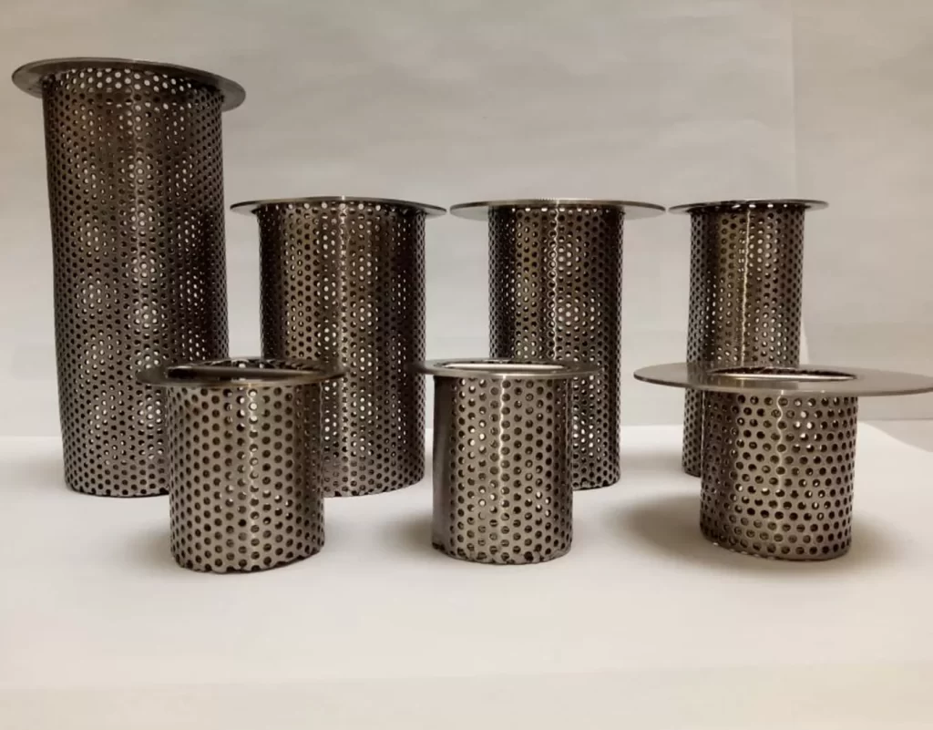 Filtros de sólidos en acero inoxidable de diferentes tamaños, diseñados a medida para retención eficiente en sistemas de drenaje industrial.