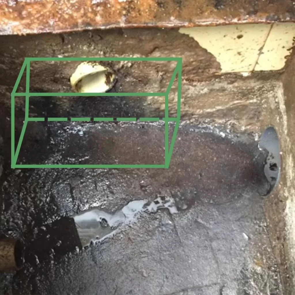 Boceto sobre una trampa de grasa que indica la propuesta de adaptación de una canastilla interna para mejorar el flujo y retención de sólidos.