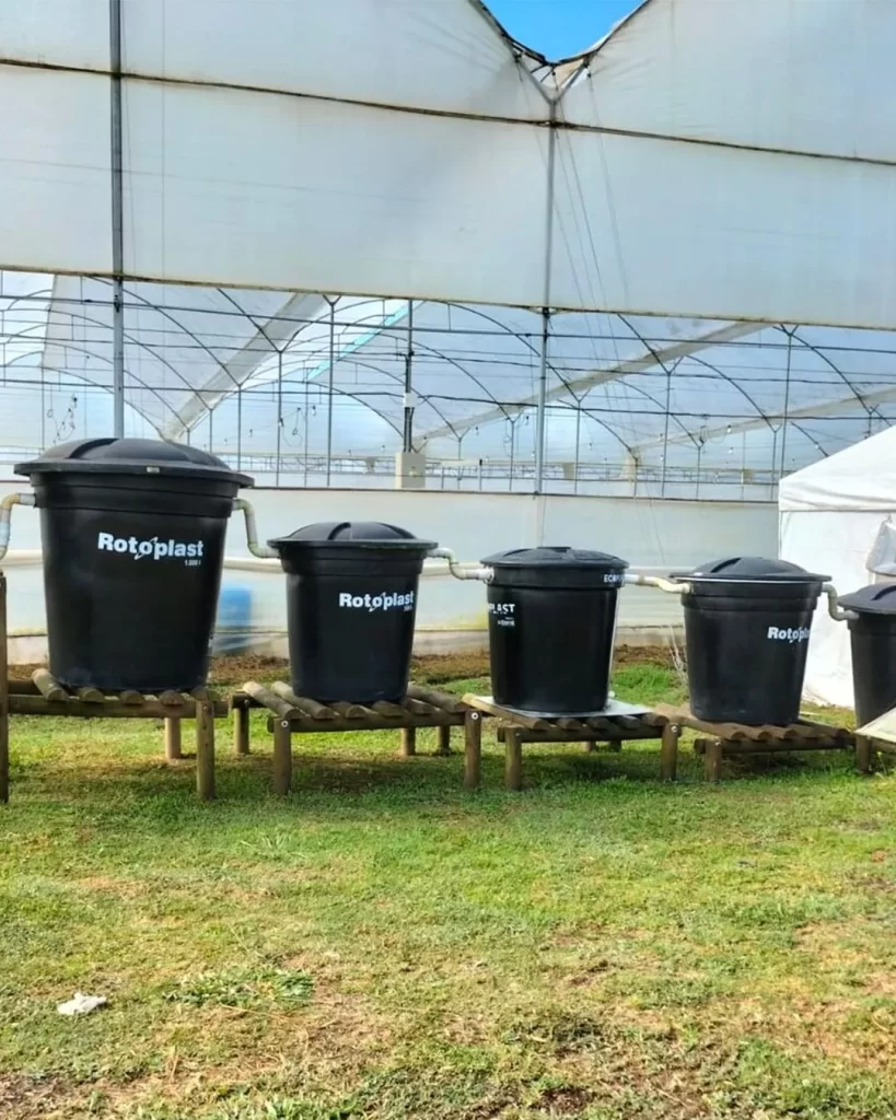Sistema de unidades de descontaminación para aguas residuales provenientes de túneles de aspersión, diseñado para eliminar eficientemente residuos de pesticidas en ambientes agrícolas.