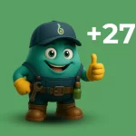 Personaje azul con gorra que lleva el logotipo de Biohbac, vestido con overol de trabajo, guantes amarillos y botas marrones. Sostiene una llave inglesa y una botella en el cinturón mientras levanta el pulgar en señal de aprobación. Sobre el fondo verde se muestra el texto “+27”. Representa la presencia de Biohbac en los departamentos de Antioquia, Caldas y Risaralda.